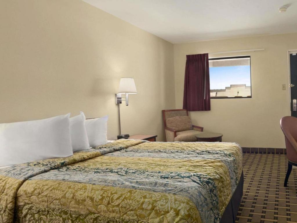 Travelodge By Wyndham Clovis Exterior photo