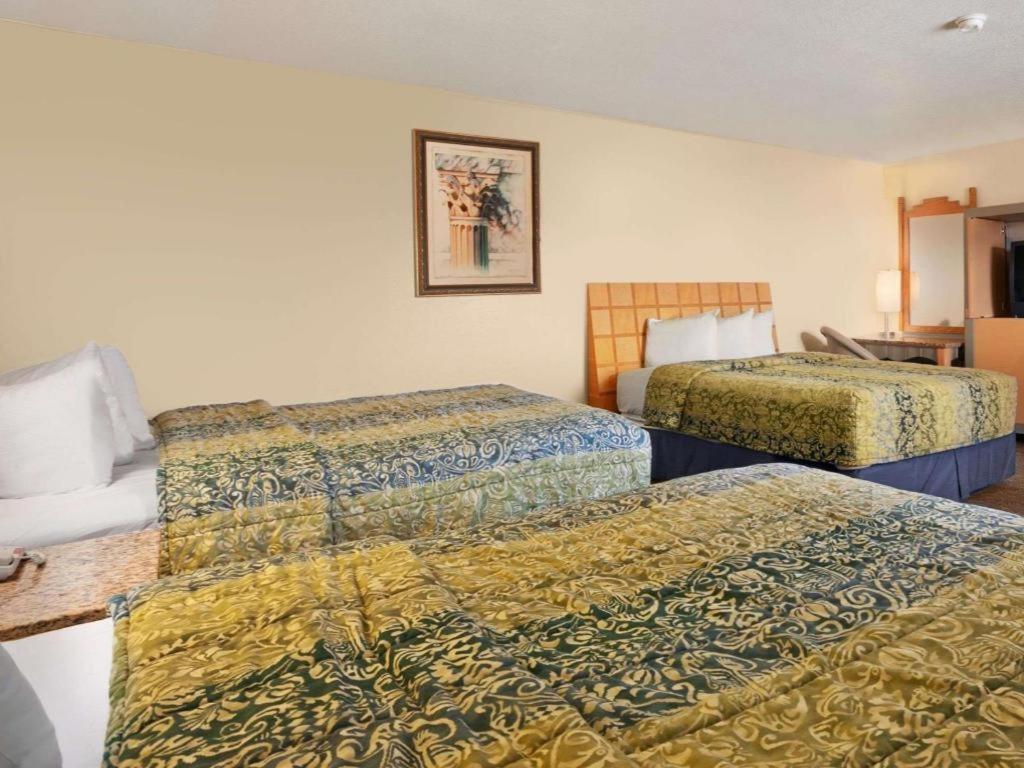 Travelodge By Wyndham Clovis Exterior photo