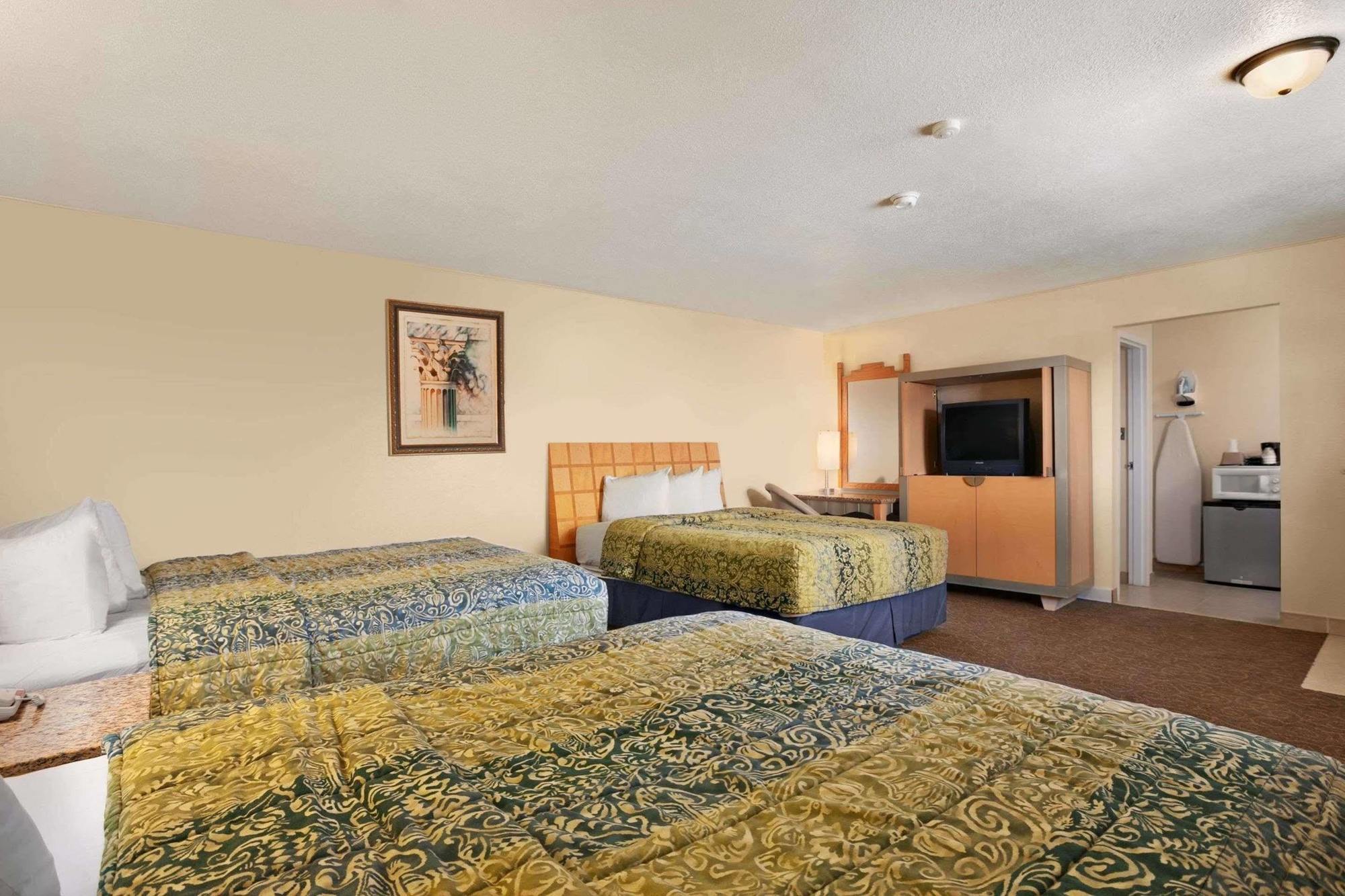 Travelodge By Wyndham Clovis Exterior photo
