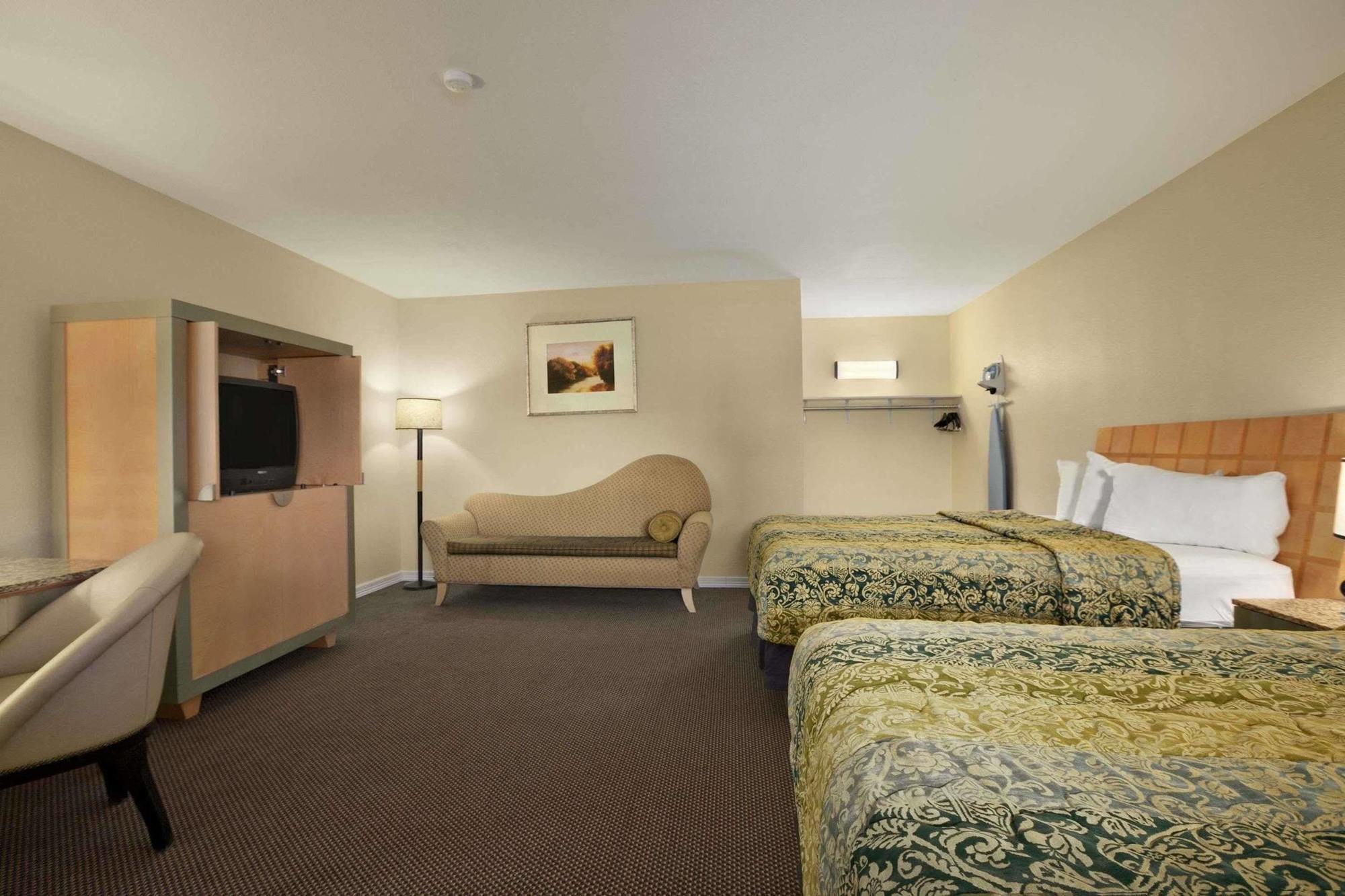 Travelodge By Wyndham Clovis Exterior photo
