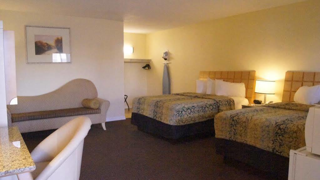 Travelodge By Wyndham Clovis Exterior photo